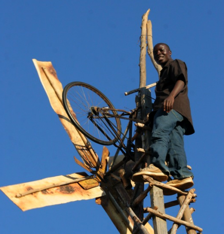 Kamkwamba met eerste windmolen