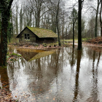 De Waingunga rivier overstroomt