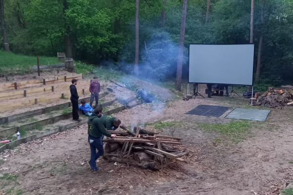 Buitenbioscoop op kamp